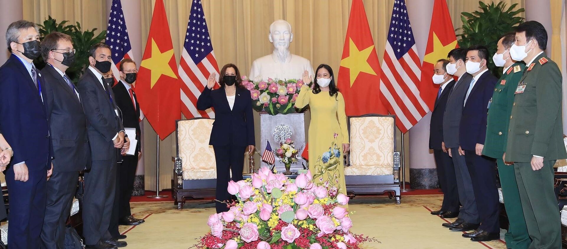 Phó Chủ tịch nước Võ Thị Ánh Xuân và Phó Tổng thống Hoa Kỳ Kamala Harris tại buổi tiếp - Sputnik Việt Nam, 1920, 25.08.2021
