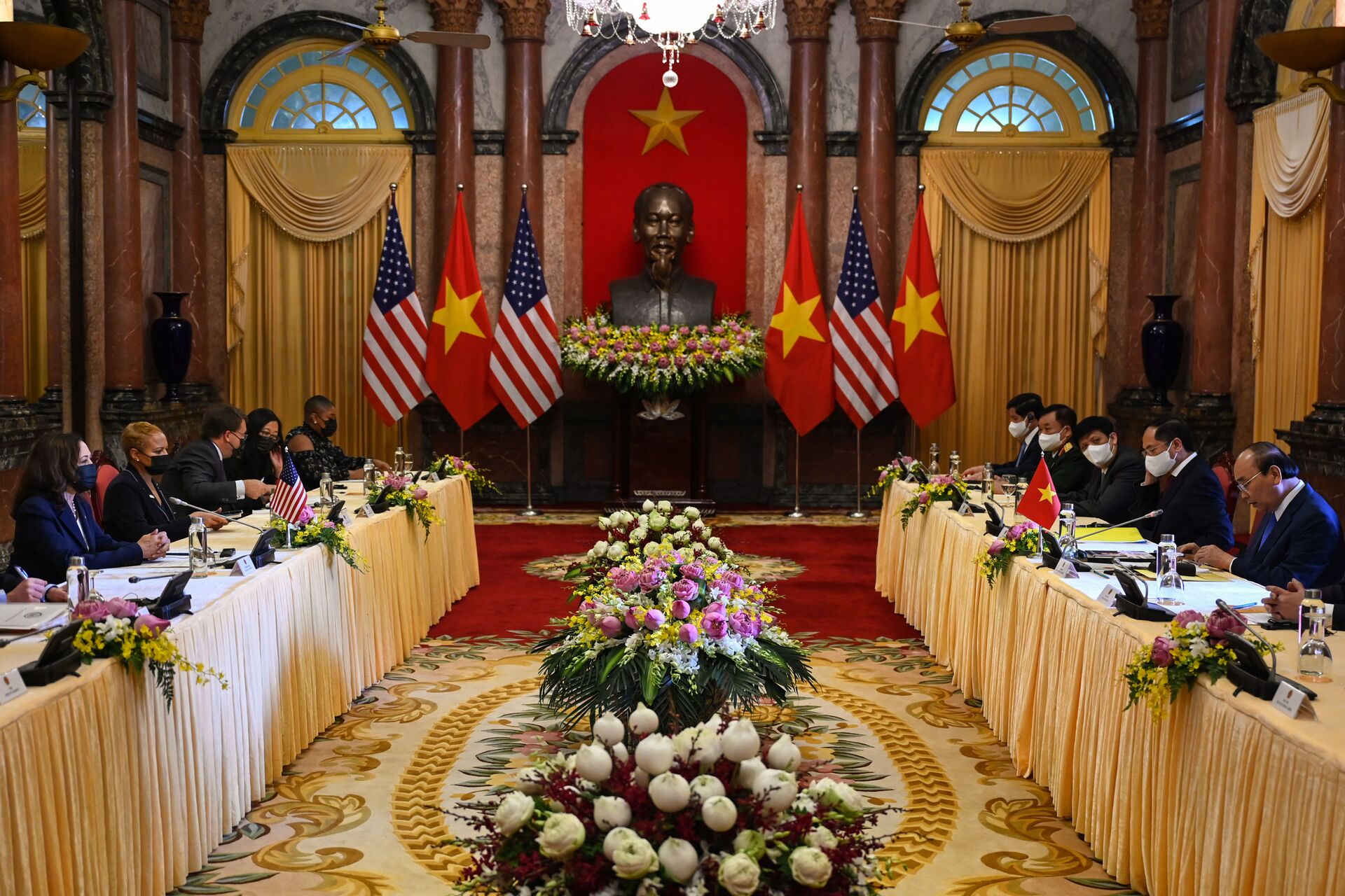 Phó Tổng thống Hoa Kỳ Kamala Harris (trái) dự hội đàm với Chủ tịch nước Nguyễn Xuân Phúc (phải) tại Phủ Chủ tịch ở Hà Nội ngày 25 tháng 8 năm 2021. - Sputnik Việt Nam, 1920, 05.10.2021