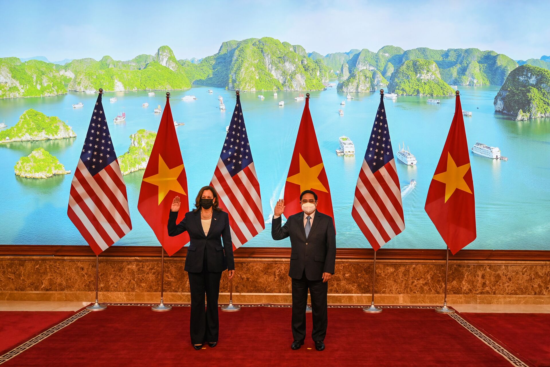Phó Tổng thống Hoa Kỳ Kamala Harris (bên trái) và Thủ tướng Việt Nam Phạm Minh Chính chụp ảnh chung tại Văn phòng Chính phủ ở Hà Nội ngày 25/8/2021. - Sputnik Việt Nam, 1920, 05.10.2021