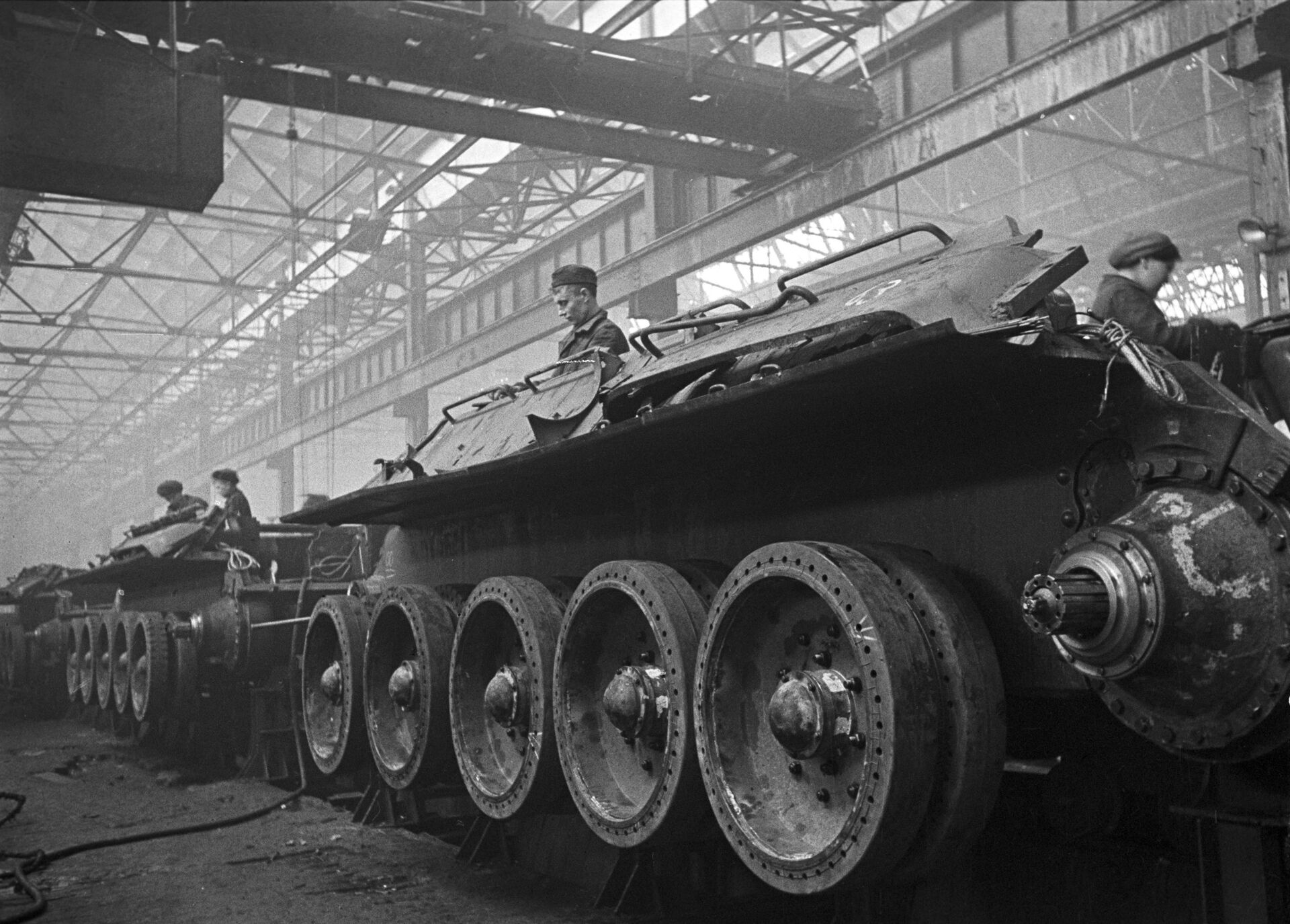 Dây chuyền lắp ráp xe tăng tại Nhà máy xe tăng Ural số 183 ở Nizhny Tagil (nay là Tập đoàn khoa học và sản xuất Uralvagonzavod mang tên F.E.Dzerzhinsky). - Sputnik Việt Nam, 1920, 05.10.2021