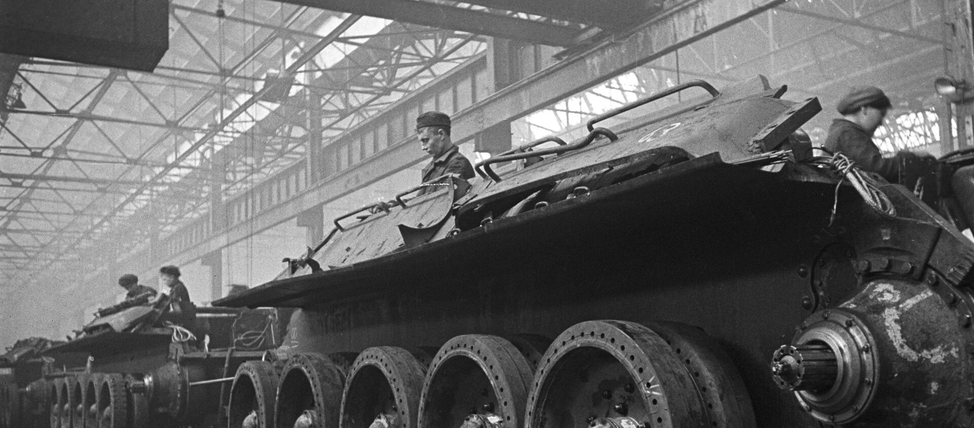 Dây chuyền lắp ráp xe tăng tại Nhà máy xe tăng Ural số 183 ở Nizhny Tagil (nay là Tập đoàn khoa học và sản xuất Uralvagonzavod mang tên F.E.Dzerzhinsky). - Sputnik Việt Nam, 1920, 13.09.2021