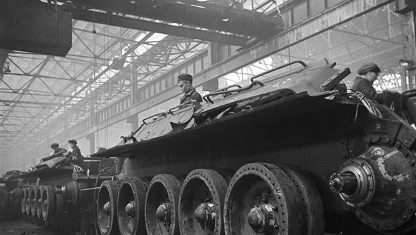 Dây chuyền lắp ráp xe tăng tại Nhà máy xe tăng Ural số 183 ở Nizhny Tagil (nay là Tập đoàn khoa học và sản xuất Uralvagonzavod mang tên F.E.Dzerzhinsky). - Sputnik Việt Nam