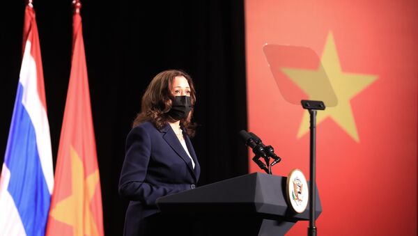 Phó Tổng thống Hoa Kỳ Kamala Haris phát biểu tại Lễ khai trương Văn phòng khu vực Đông Nam Á của Trung tâm Phòng ngừa và Kiểm soát Bệnh tật Hoa Kỳ (USCDC) tại Hà Nội - Sputnik Việt Nam
