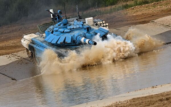 Xe tăng T-72B3 của đội Syria trong cuộc đua cá nhân trong nội dung thi đấu tại giải thi đấu quốc tế Tank Biathlon-2021 - Sputnik Việt Nam