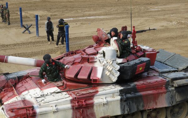  Xe tăng T-72B3 của đội Việt Nam trong cuộc đua cá nhân trong nội dung thi đấu tại giải thi đấu quốc tế Tank Biathlon-2021 - Sputnik Việt Nam