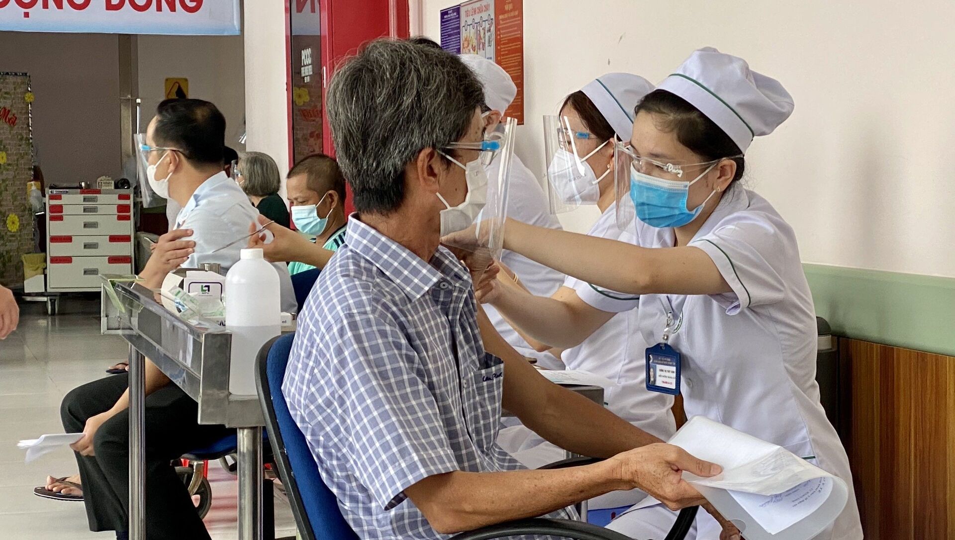 Tiêm vaccine đợt 5, mũi 2 cho cán bộ, viên chức các sở, ban, ngành tỉnh An Giang. - Sputnik Việt Nam, 1920, 26.08.2021