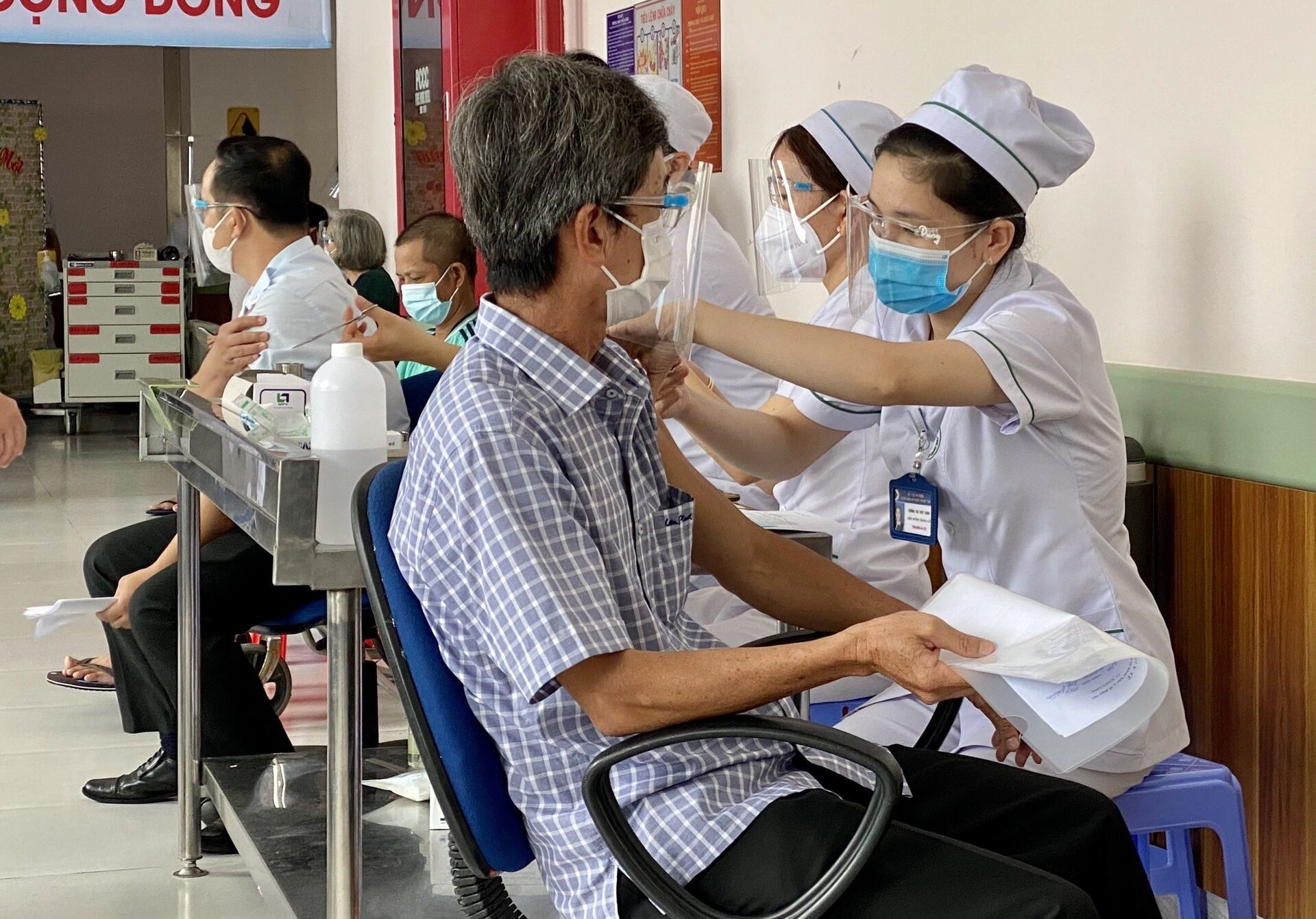 Tiêm vaccine đợt 5, mũi 2 cho cán bộ, viên chức các sở, ban, ngành tỉnh An Giang. - Sputnik Việt Nam, 1920, 05.10.2021