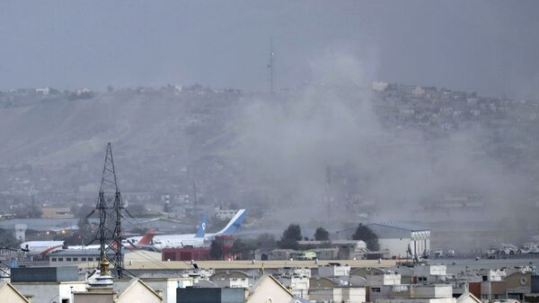 Khói từ một vụ nổ gần sân bay ở Kabul, Afghanistan - Sputnik Việt Nam