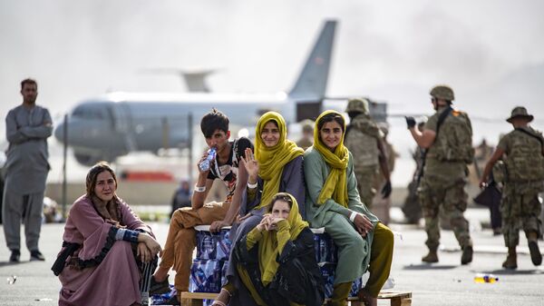Женщины и дети в ожидании эвакуации в аэропорту Кабула  - Sputnik Việt Nam