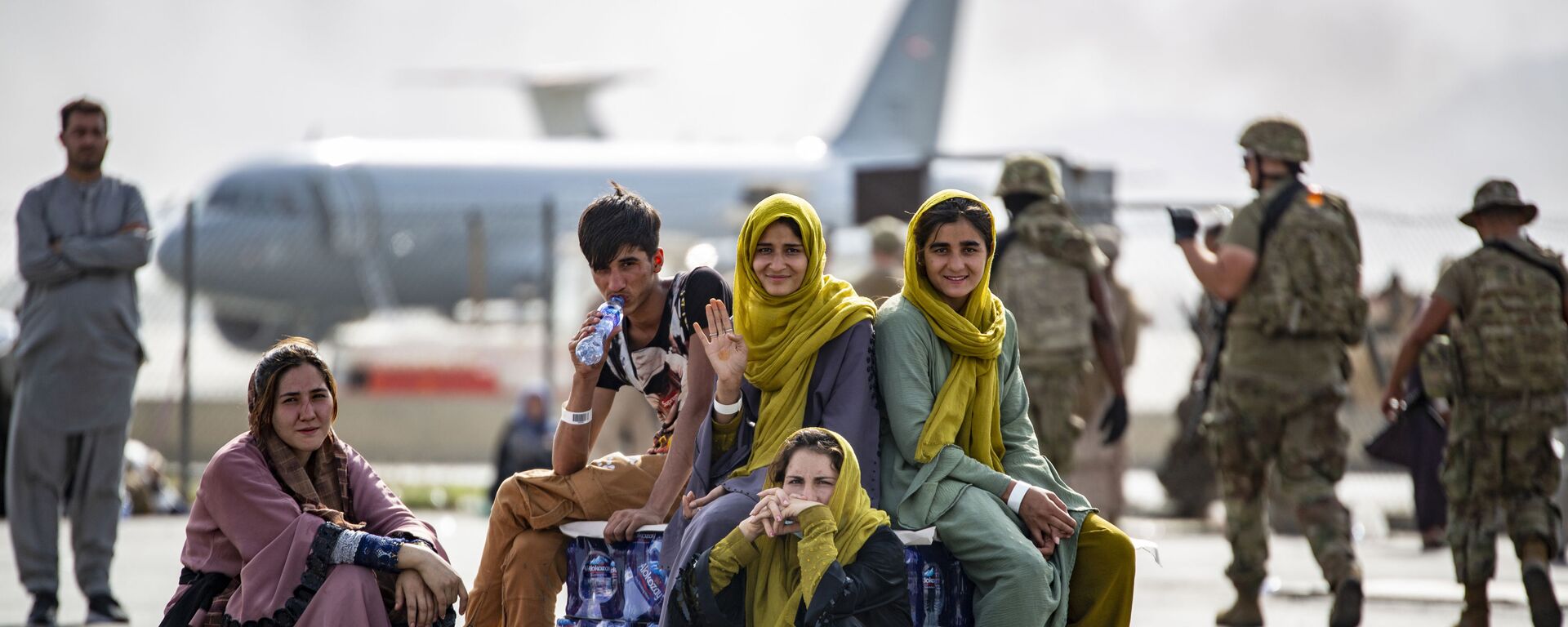 Женщины и дети в ожидании эвакуации в аэропорту Кабула  - Sputnik Việt Nam, 1920, 18.09.2021