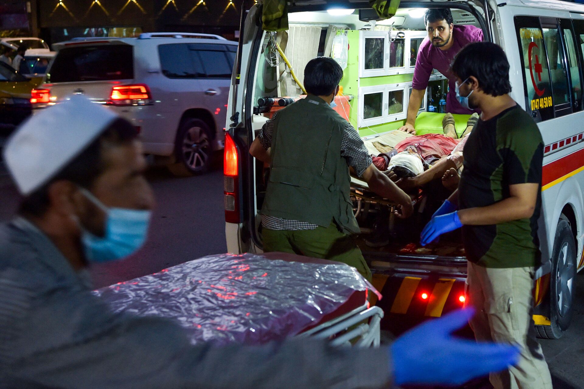 Các nhân viên y tế đang giúp đỡ những người bị thương sau hai vụ nổ lớn xảy ra ở Kabul - Sputnik Việt Nam, 1920, 05.10.2021