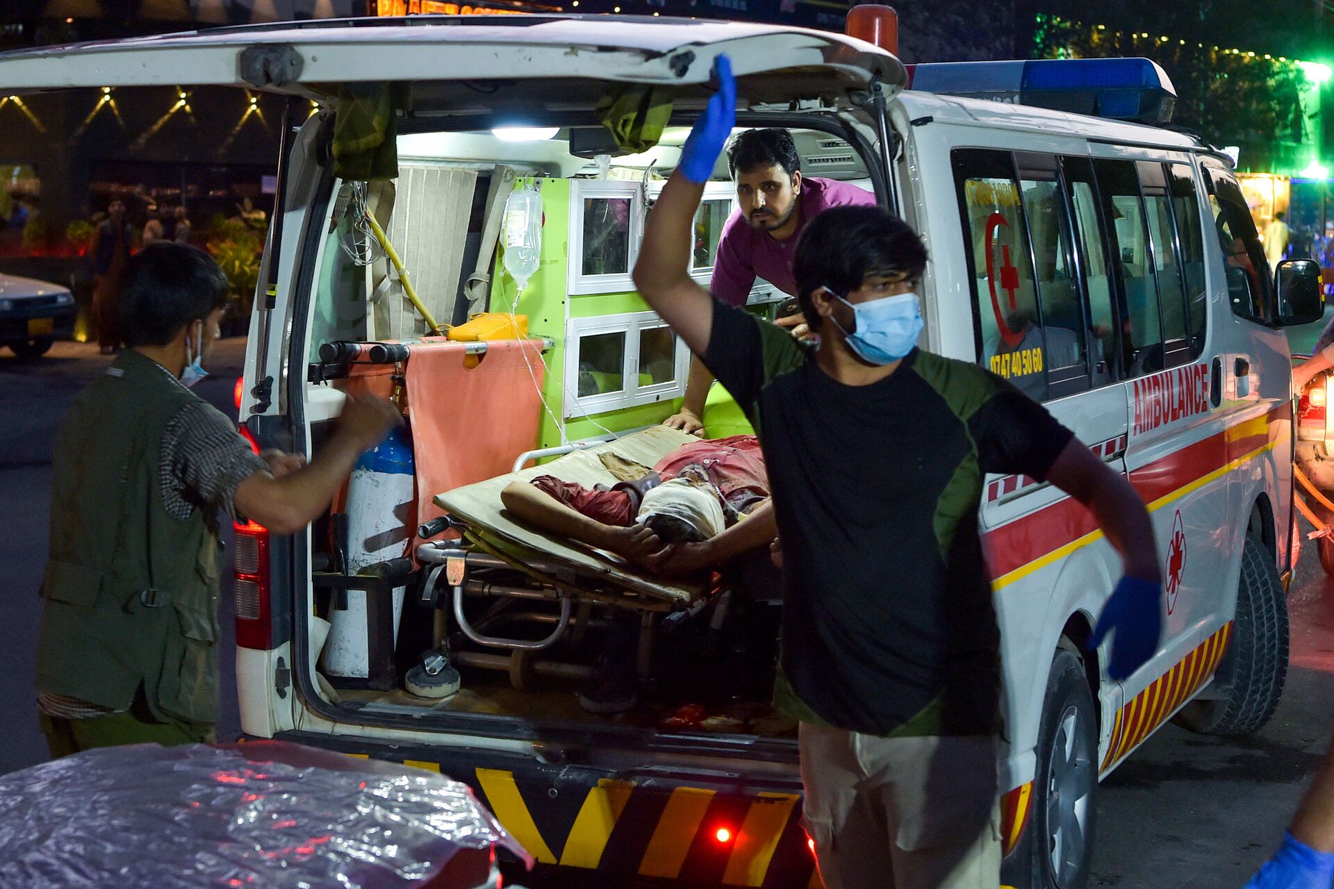 Các nhân viên y tế đang giúp đỡ những người bị thương sau hai vụ nổ lớn xảy ra ở Kabul - Sputnik Việt Nam, 1920, 05.10.2021
