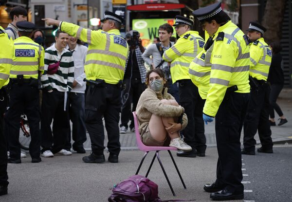 Sĩ quan cảnh sát nói chuyện với nhà hoạt động khí hậu ở trung tâm London - Sputnik Việt Nam