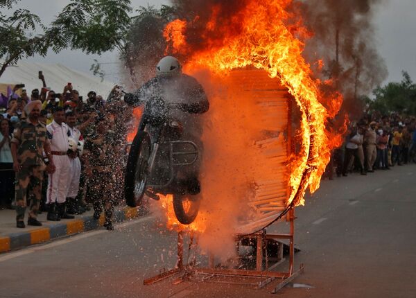 Nhân viên của Lực lượng an ninh biên giới thực hiện động tác nhào lộn trên mô tô trong buổi biểu diễn ở Ấn Độ - Sputnik Việt Nam