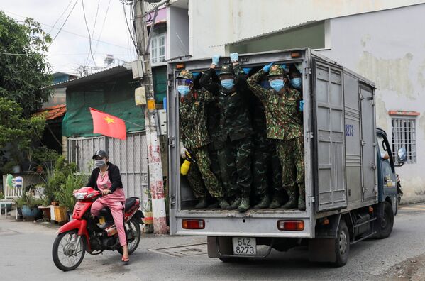 Bộ đội Việt Nam giao thực phẩm cho khu vực chốt chặn ở thành phố Hồ Chí Minh, Việt Nam - Sputnik Việt Nam