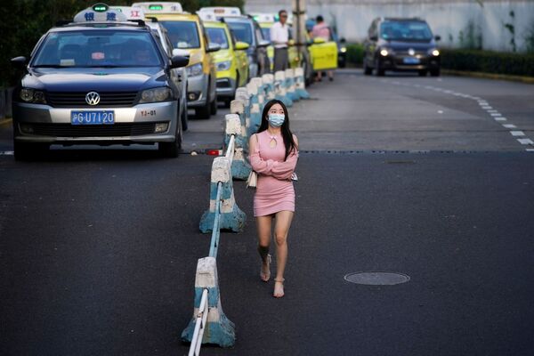 Người phụ nữ đeo khẩu trang bảo vệ trên đường phố ở Thượng Hải, Trung Quốc - Sputnik Việt Nam