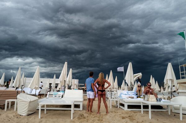 Mọi người nhìn mây đen trên bãi biển ở Ramatuelle, gần Saint-Tropez, miền nam nước Pháp - Sputnik Việt Nam