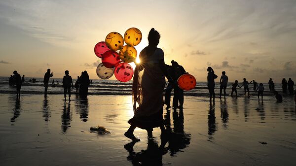 Người phụ nữ bán bóng bay tại bãi biển Juhu ở Mumbai, Ấn Độ - Sputnik Việt Nam