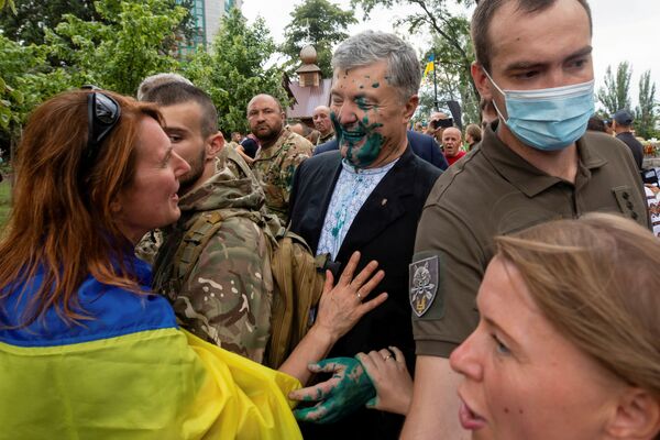 Cựu Tổng thống Ukraina Piotr Poroshenko, bị tạt thuốc tẩy trùng màu màu xanh trong sự kiện kỷ niệm Ngày Độc lập ở Kiev, Ukraina - Sputnik Việt Nam
