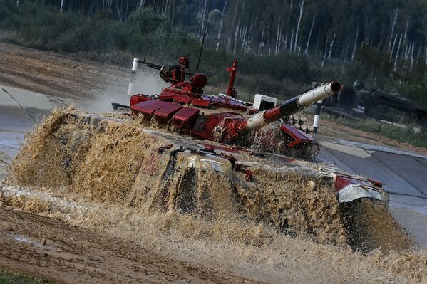 Xe tăng T-72B3 của đội Việt Nam trong cuộc đua cá nhân trong nội dung thi đấu tại giải thi đấu quốc tế Tank Biathlon-2021 - Sputnik Việt Nam