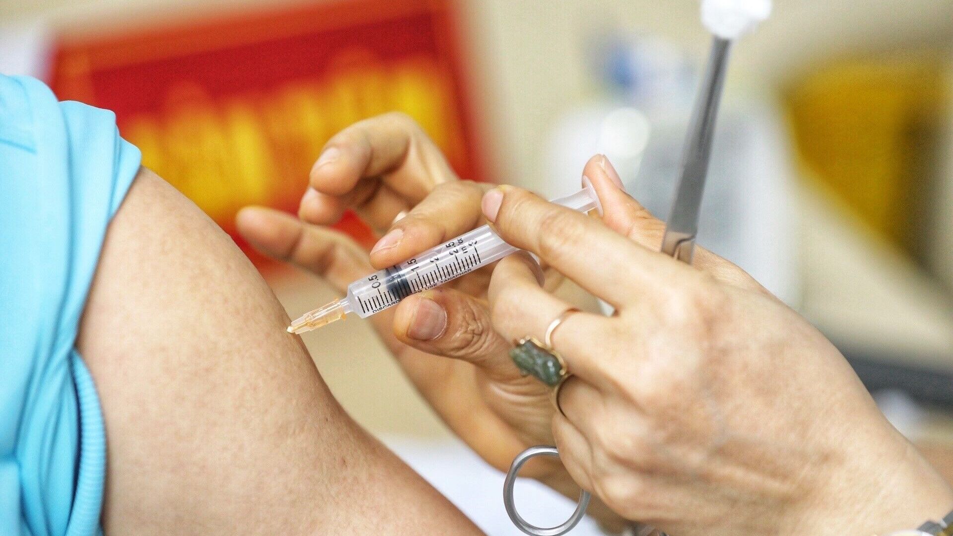 Nhân viên y tế tiêm thử nghiệm vaccine Nano Covax phòng COVID-19 giai đoạn 3. - Sputnik Việt Nam, 1920, 15.09.2021