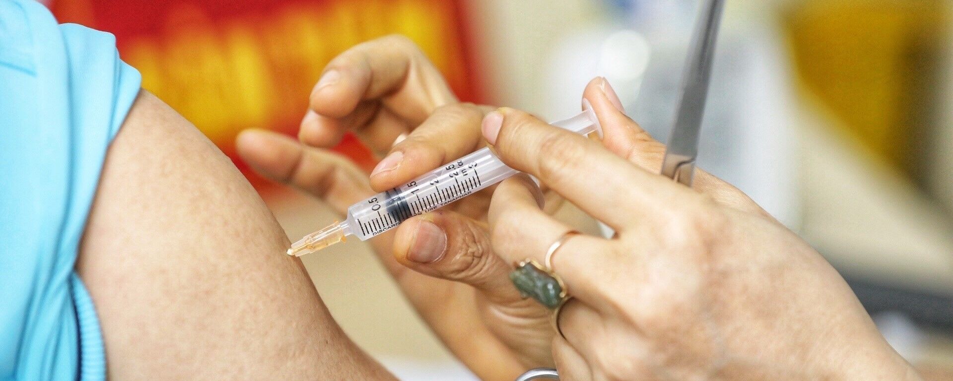 Nhân viên y tế tiêm thử nghiệm vaccine Nano Covax phòng COVID-19 giai đoạn 3. - Sputnik Việt Nam, 1920, 19.09.2021
