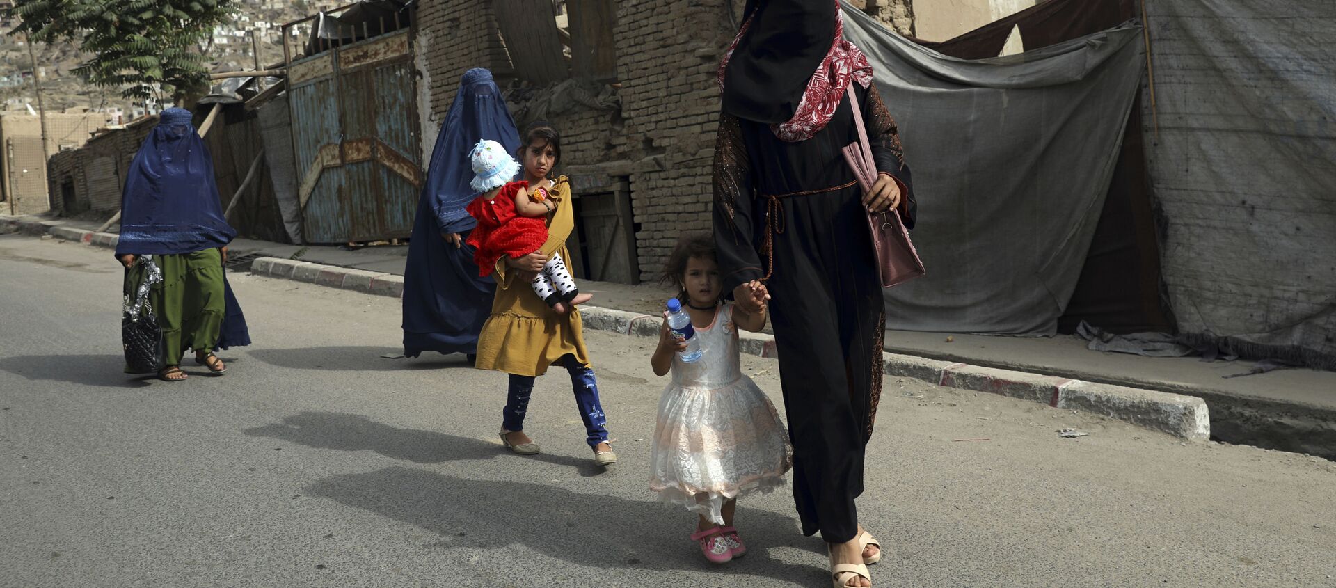 Phụ nữ và trẻ em gái Afghanistan trên đường phố ở Kabul - Sputnik Việt Nam, 1920, 10.09.2021