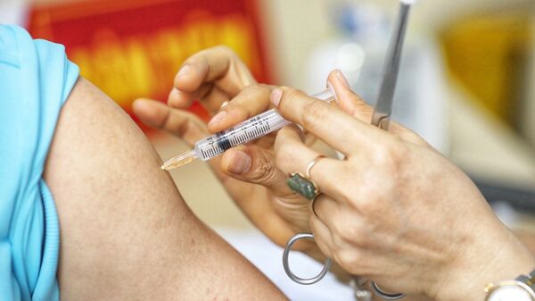 Nhân viên y tế tiêm thử nghiệm vaccine Nano Covax phòng COVID-19 giai đoạn 3 - Sputnik Việt Nam