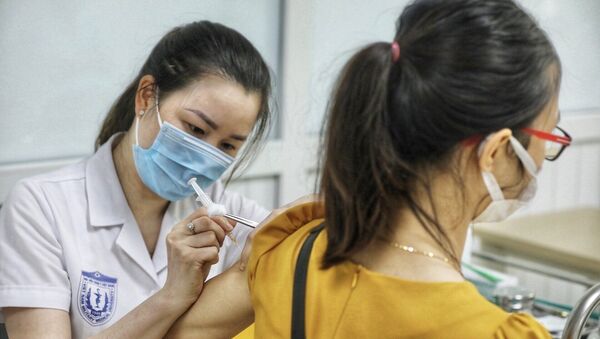 Nhân viên y tế tiêm thử nghiệm vaccine Nano Covax phòng COVID-19 giai đoạn 3 - Sputnik Việt Nam