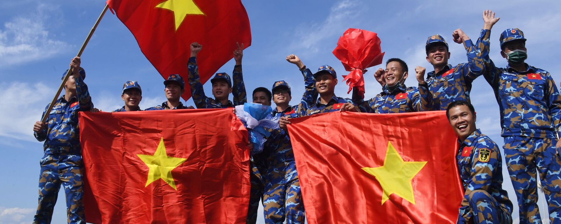 Đội Việt Nam sau cuộc thi sử dụng thiết bị cứu sinh trong chặng 3 cuộc thi Cúp Biển tại Vladivostok trong khuôn khổ Hội thao Quân đội Quốc tế lần thứ VII Army Games-2021 - Sputnik Việt Nam, 1920, 29.08.2021