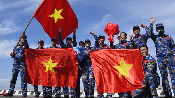 Đội Việt Nam sau cuộc thi sử dụng thiết bị cứu sinh trong chặng 3 cuộc thi Cúp Biển tại Vladivostok trong khuôn khổ Hội thao Quân đội Quốc tế lần thứ VII Army Games-2021 - Sputnik Việt Nam