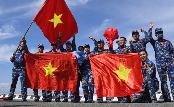 Đội Việt Nam sau cuộc thi sử dụng thiết bị cứu sinh trong chặng 3 cuộc thi Cúp Biển tại Vladivostok trong khuôn khổ Hội thao Quân đội Quốc tế lần thứ VII Army Games-2021 - Sputnik Việt Nam