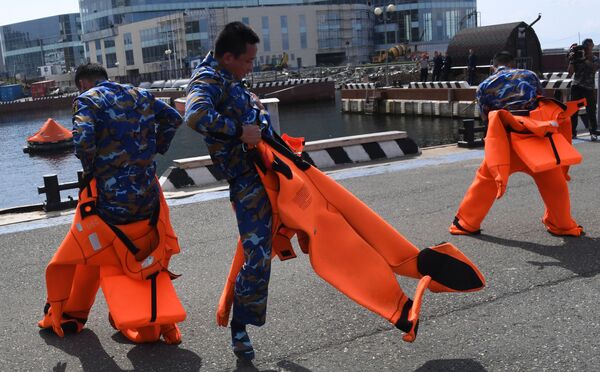 Quân nhân Việt Nam mặc bộ đồ cứu sinh trong cuộc thi sử dụng thiết bị cứu hộ trong chặng 3cuộc thi Cúp Biển tại Vladivostok trong khuôn khổ Hội thao Quân đội Quốc tế Army Games-2021 - Sputnik Việt Nam