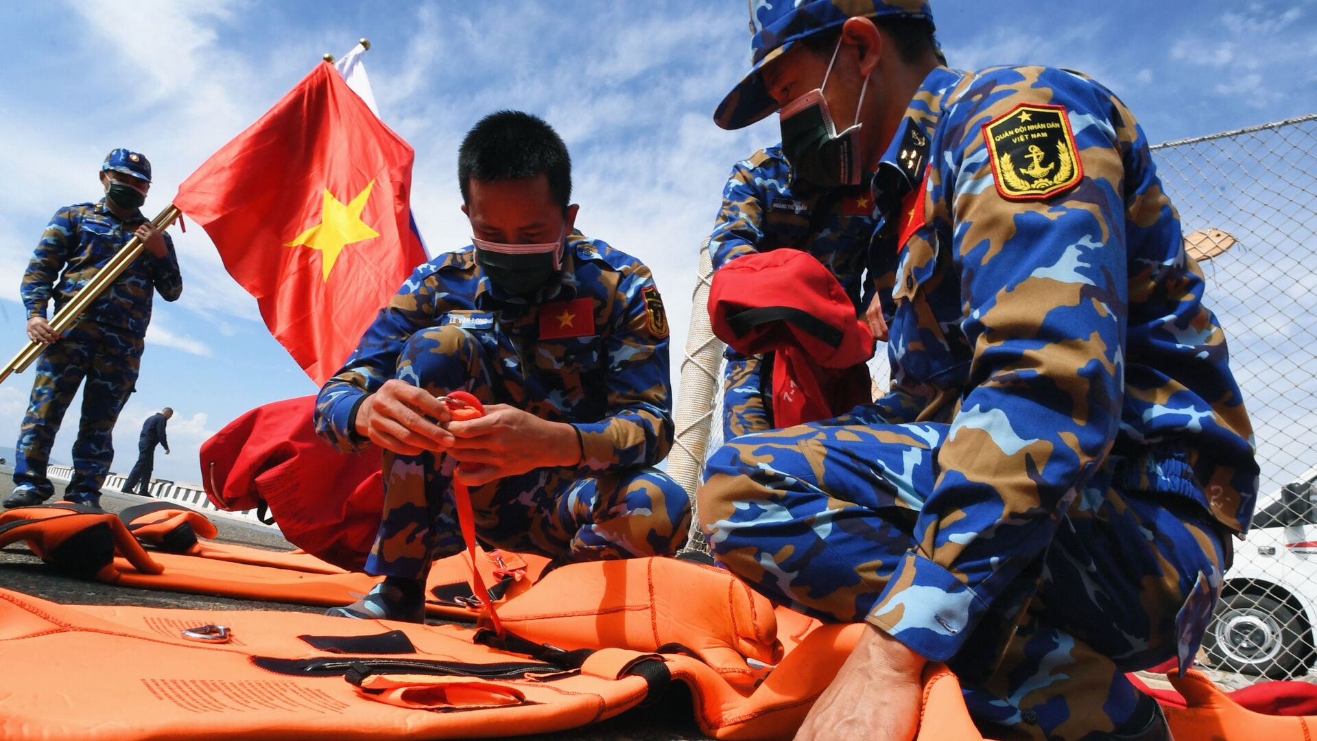 Quân nhân Việt Nam trước khi bắt đầu thi đấu về sử dụng thiết bị cứu sinh trong chặng 3 cuộc thi Cúp Biển tại Vladivostok trong khuôn khổ Hội thao Quân đội Quốc tế lần thứ VII Army Games-2021 - Sputnik Việt Nam, 1920, 31.08.2021