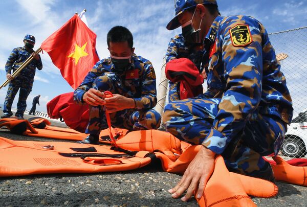 Quân nhân Việt Nam trước khi bắt đầu thi đấu về sử dụng thiết bị cứu sinh trong chặng 3 cuộc thi Cúp Biển tại Vladivostok trong khuôn khổ Hội thao Quân đội Quốc tế lần thứ VII Army Games-2021 - Sputnik Việt Nam