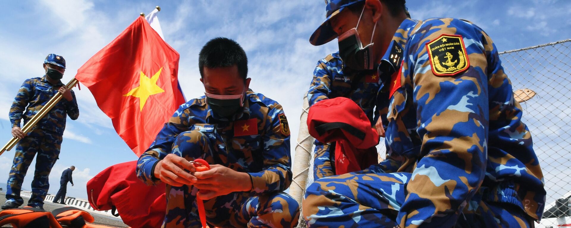 Quân nhân Việt Nam trước khi bắt đầu thi đấu về sử dụng thiết bị cứu sinh trong chặng 3 cuộc thi Cúp Biển tại Vladivostok trong khuôn khổ Hội thao Quân đội Quốc tế lần thứ VII Army Games-2021 - Sputnik Việt Nam, 1920, 31.08.2021