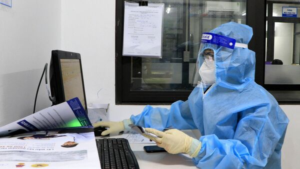 Các bác sĩ Bệnh viện Đa khoa tư nhân Hùng Vương làm xét nghiệm trên hệ xét nghiệm SARS-CoV-2 - Sputnik Việt Nam