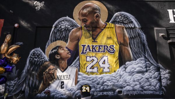 Graffiti vẽ cầu thủ bóng rổ đã qua đời Kobe Bryant và cô con gái Gianna - Sputnik Việt Nam