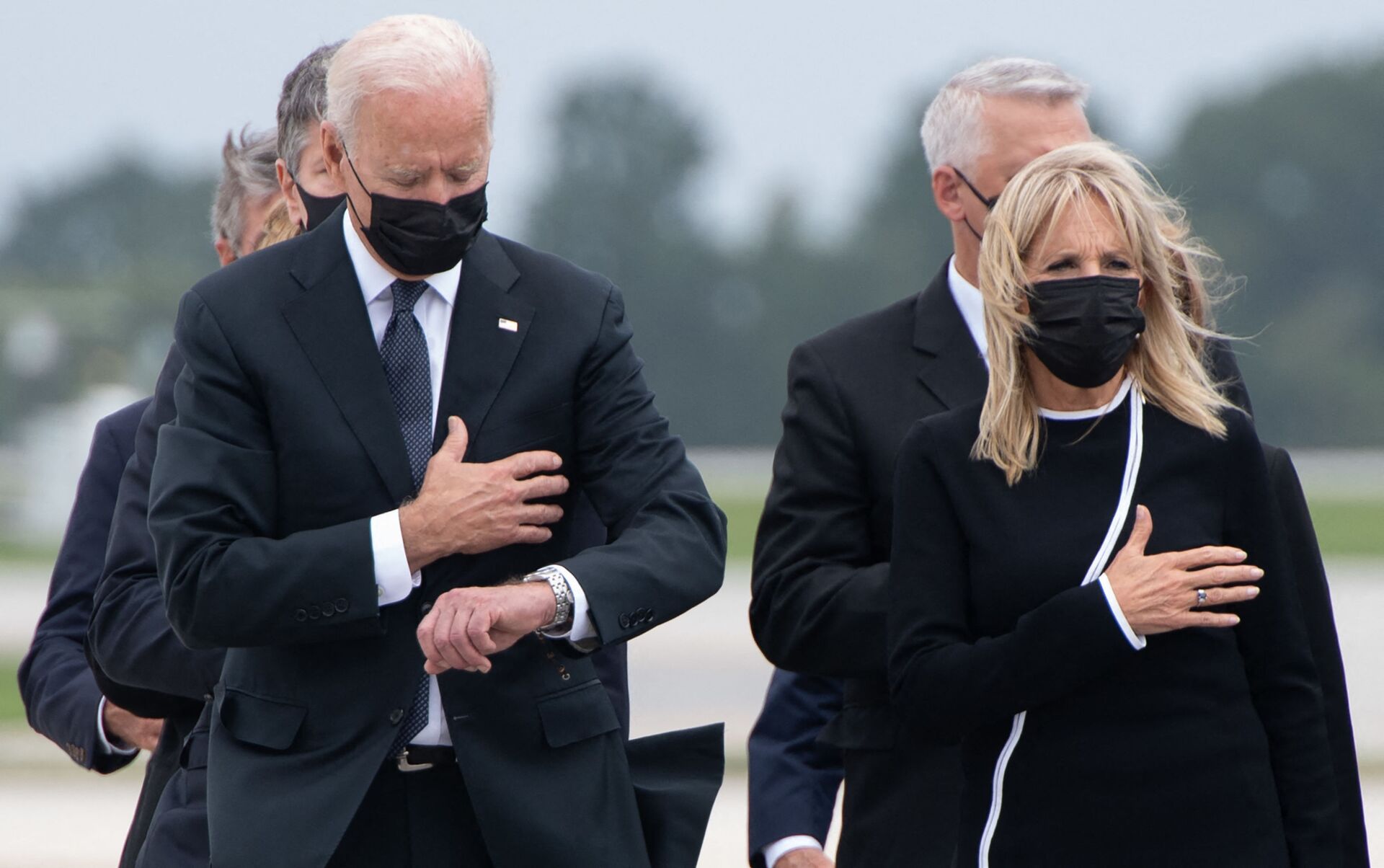 Tổng thống Hoa Kỳ Joe Biden cùng phu nhân tại căn cứ Không quân Dover trong nghi lễ chuyển giao hài cốt một quân nhân Mỹ thiệt mạng ở Afghanistan - Sputnik Việt Nam, 1920, 05.10.2021