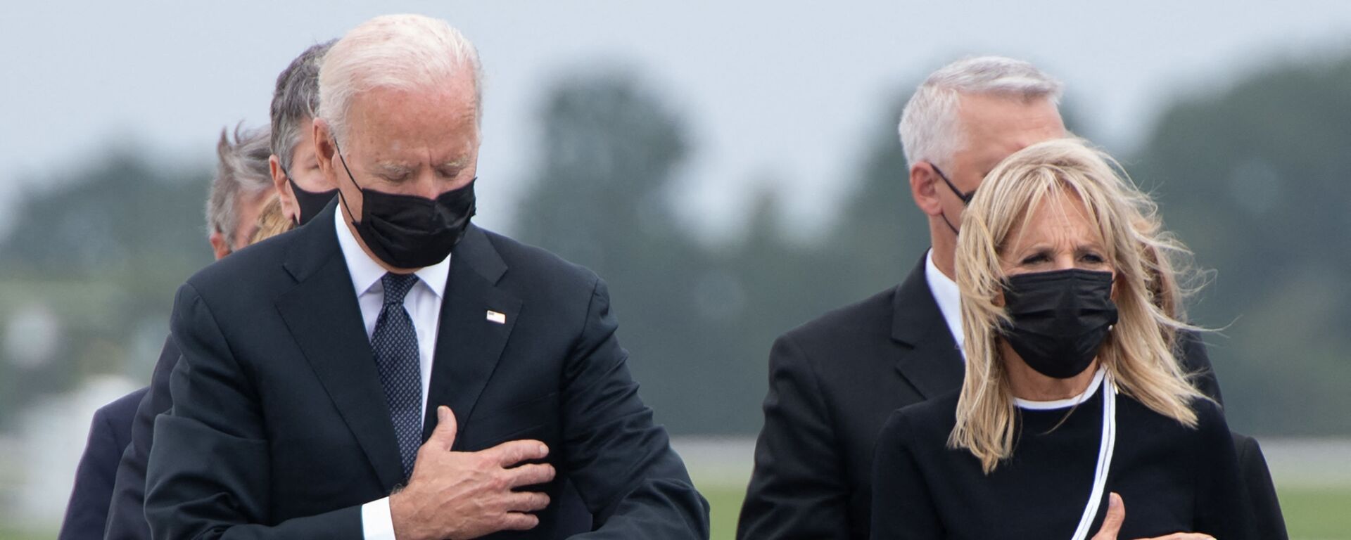 Tổng thống Hoa Kỳ Joe Biden cùng phu nhân tại căn cứ Không quân Dover trong nghi lễ chuyển giao hài cốt một quân nhân Mỹ thiệt mạng ở Afghanistan - Sputnik Việt Nam, 1920, 18.10.2021