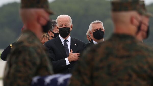 Tổng thống Hoa Kỳ Joe Biden tại căn cứ Không quân Dover trong nghi lễ chuyển giao hài cốt một quân nhân Mỹ thiệt mạng ở Afghanistan - Sputnik Việt Nam
