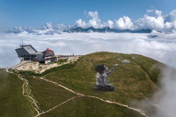 Bức tranh nghệ thuật khổng lồ theo phong cách land-art của nghệ sĩ Pháp Guillaume Legros trên đỉnh núi Le Moleson thuộc dãy Alps của Thụy Sĩ  - Sputnik Việt Nam