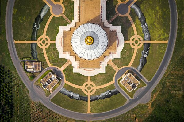 Land-art của nghệ sĩ Saype ở phía trước Vương cung thánh đường Notre Dame de la Paix ở Yamoussourko, Bờ Biển Ngà  - Sputnik Việt Nam