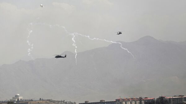 Trực thăng quân sự Mỹ Black Hawk bay qua Kabul - Sputnik Việt Nam