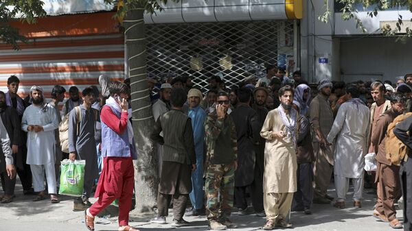 Người Afghanistan xếp hàng tại ngân hàng ở Kabul - Sputnik Việt Nam