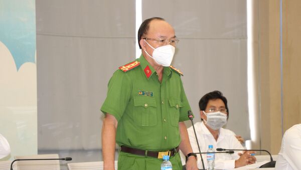 Đại tá Trần Văn Chính, Phó Giám đốc, Thủ trưởng Cơ quan cảnh sát điều tra (Công an tỉnh Bình Dương) cung cấp thông tin tại Hội nghị. - Sputnik Việt Nam