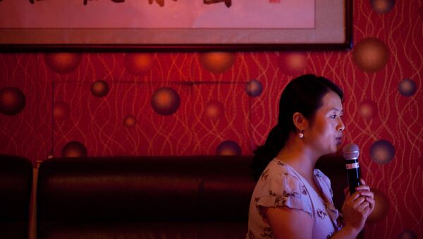 Người phụ nữ hát karaoke tại một câu lạc bộ độc thân ở Bắc Kinh - Sputnik Việt Nam