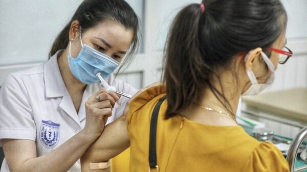 Nhân viên y tế tiêm thử nghiệm vaccine Nano Covax phòng COVID-19 giai đoạn 3. - Sputnik Việt Nam