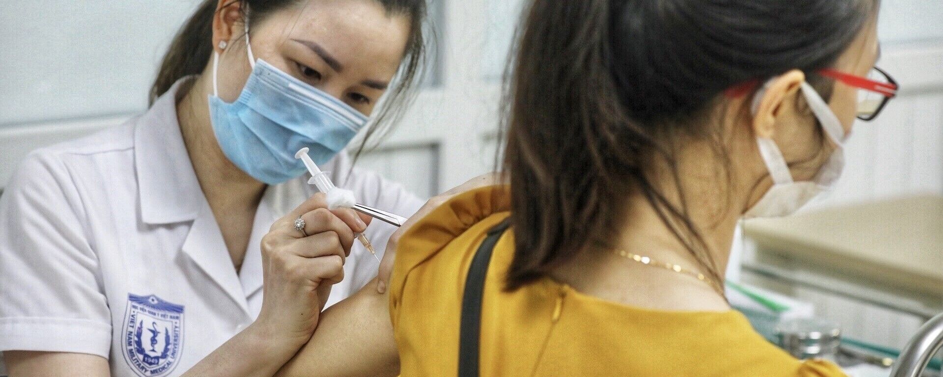 Nhân viên y tế tiêm thử nghiệm vaccine Nano Covax phòng COVID-19 giai đoạn 3. - Sputnik Việt Nam, 1920, 01.09.2021