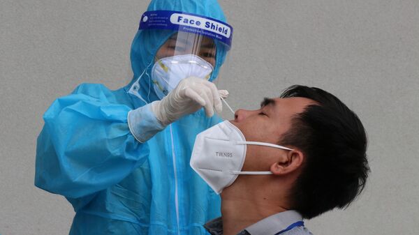 Lực lượng y tế làm test nhanh xét nghiệm COVID-19 cho người dân tại thành phố Thủ Dầu Một, tỉnh Bình Dương. - Sputnik Việt Nam